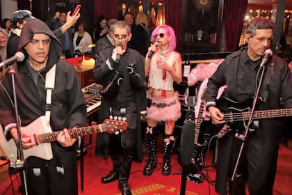 Con cabellera fucsia, borcegos altos y minifalda de plumas, con su banda de amigos: a la izquierda, en primer plano, Salvet, con la
guitarra; Miguel Larreta, en teclados y sintetizadores; y Faustino Moneta, en el bajo. Cada uno de los integrantes de Fantasy Order tiene su propia trayectoria: Larreta, por ejemplo, fue miembro de las bandas WOM y ZO; Moneta integra el proyecto TATATAKE; y Salvet es solista y cantautor