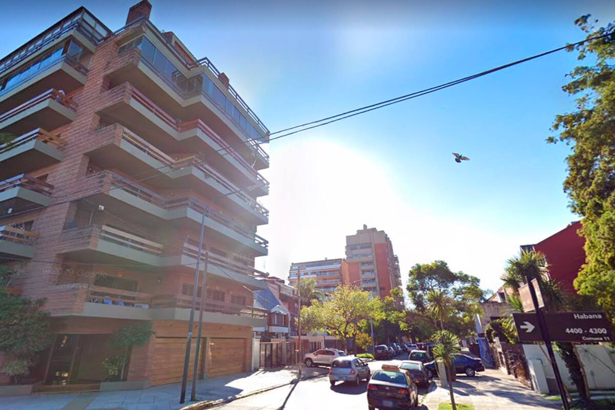 Con calcomanías, un grupo de personas rebautizó la intersección de la Comuna 12 como "Diego" y "Maradona"