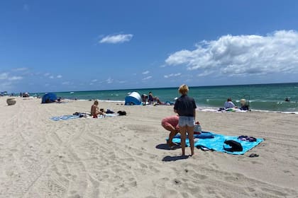 Con calor y mucho sol, las playas de South Beach vuelven a recibir visitantes que deben mantener distancia social y estar en grupos menores a 10 personas