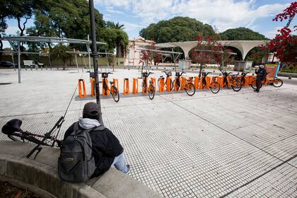 Desde enero próximo se comenzará a cobrar el alquiler de bicicletas; los turistas extranjeros deberán pagar todos los días; los residentes porteños y turistas nacionales, los fines de semana y feriados