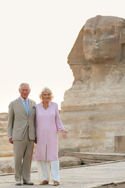 Con Camilla, entonces duquesa de Cornwall, posaron frente a las pirámides de Giza, en Egipo, en 2021.