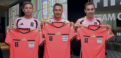 Con camiseta alusiva, el trío arbitral que estará en el partido número 1000 de los mundiales, entre Túnez y Japón; en el medio, quien será el referí principal, el rumano István Kovács
