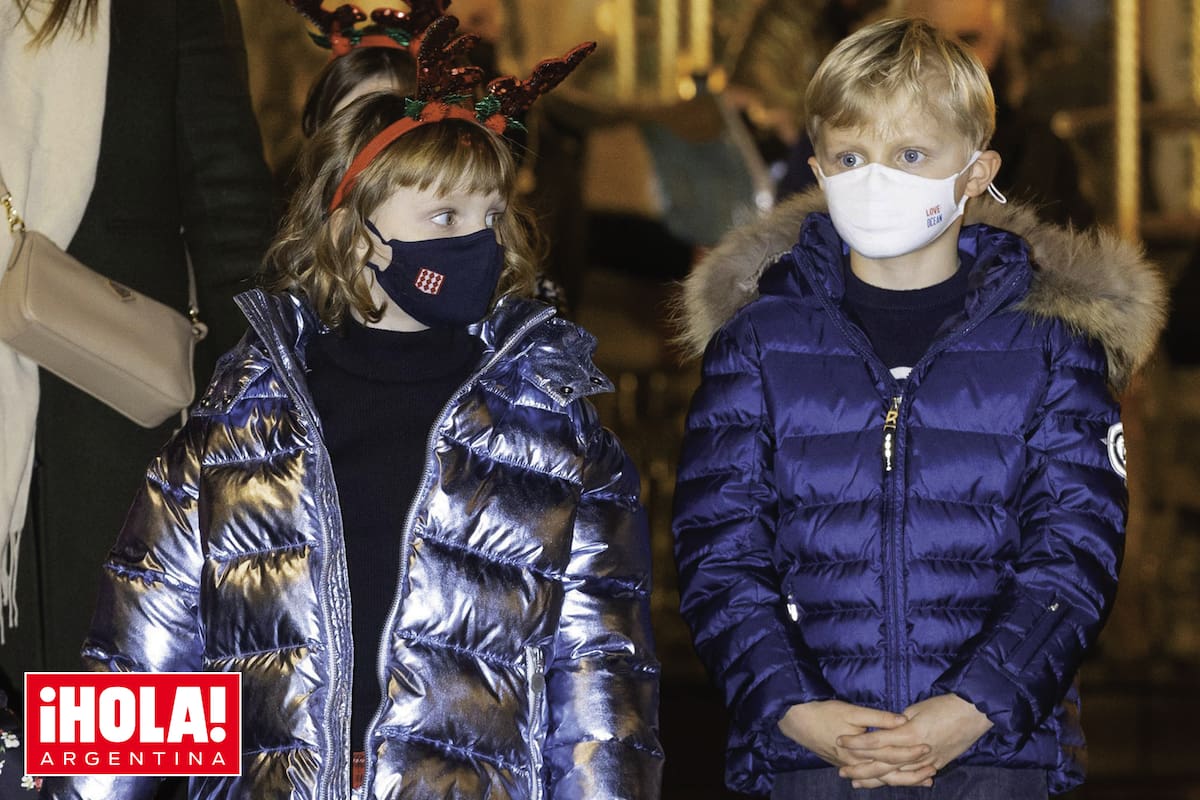 Con camperas puffer y protegidos por barbijos, Gabriella y Jacques dijeron presente la semana pasada en la inauguración del mercado navideño de Mónaco. Este viernes cumplirán 7 años y tampoco se sabe si podrán compartir los festejos con su mamá.