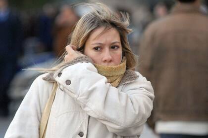 Con camperas y bufandas los argentinos tratan de soportar la ola de frío en todo el país