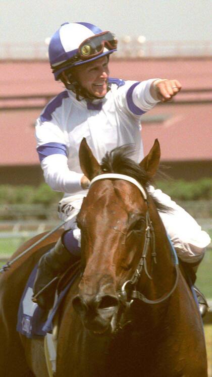 Julie Krone y Candy Ride, tras ganar el Pacific Classic 2003