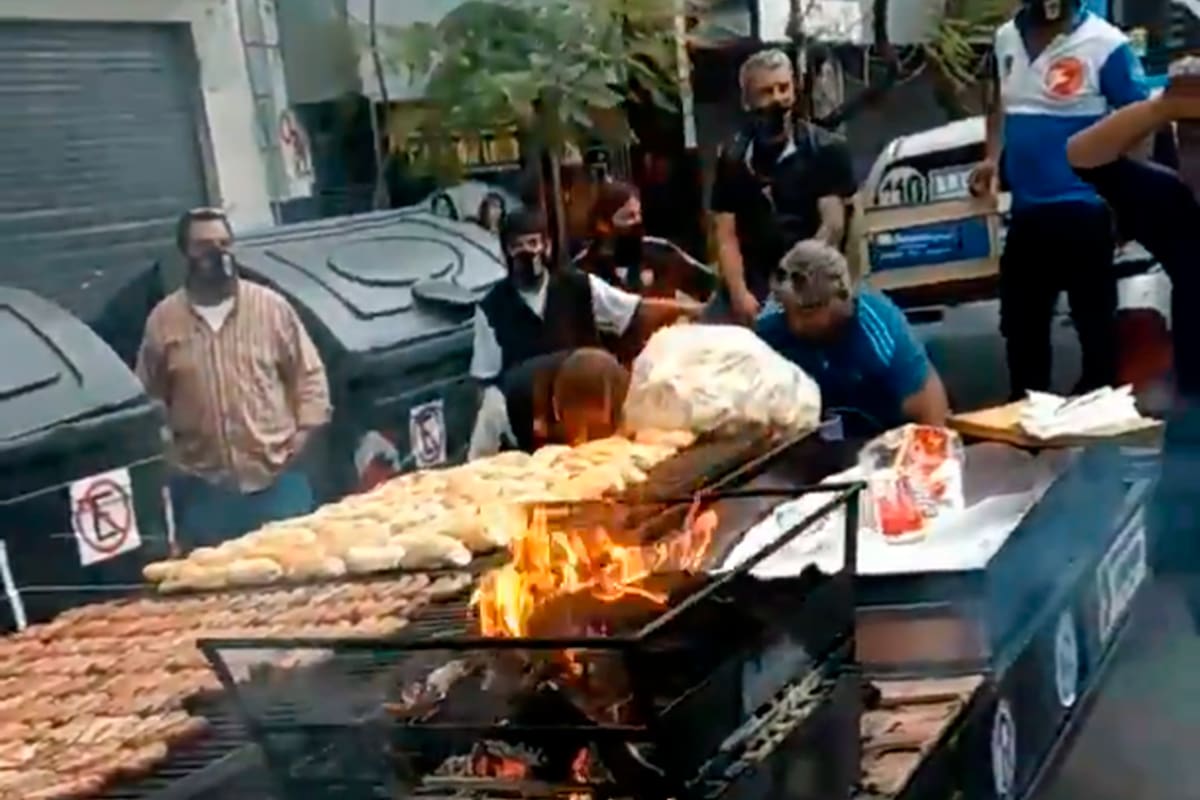 Con capacidad para cientos de chorizos, la parrilla móvil presente en las calles durante el Día de la Lealtad peronista se viralizó en las redes sociales.