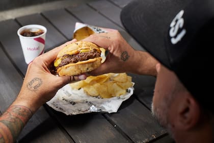 Con carne 100% vacuna, queso cheddar, cebolla asada, salsa secreta y pan casero, La Burger busca ofrecer una combinación perfecta de sabores para cautivar a todos los viajeros.