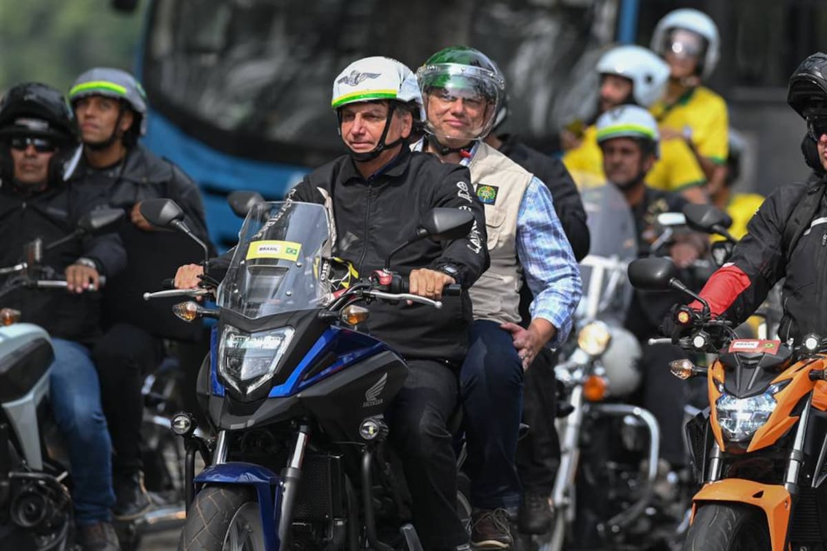 Con casco, pero sin mascarilla, el presidente de Brasil lideró una marcha en apoyo a su gobierno, provocando aglomeraciones