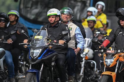 Con casco, pero sin mascarilla, el presidente de Brasil lideró una marcha en apoyo a su gobierno, provocando aglomeraciones