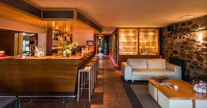 Con casi 1000 m², tiene un salón de fiestas con barra