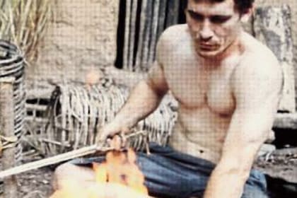 Con casi 8 millones de seguidores, John Plant muestra cómo hacer un fuego o una choza valiéndose solo de lo que encuentra en la naturaleza