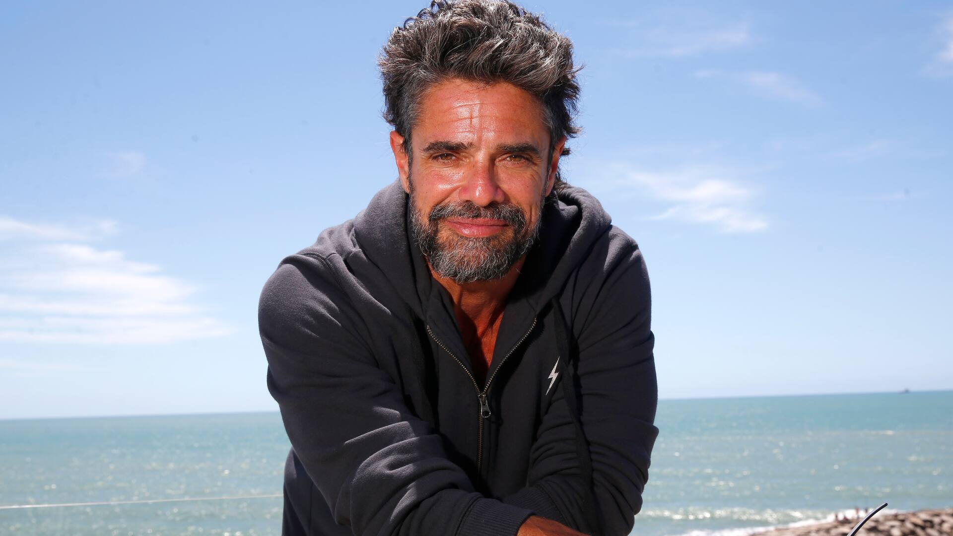 Con casi cincuenta años, el actor se muestra maduro, reflexivo y en un momento de quiebre de su carrera profesional