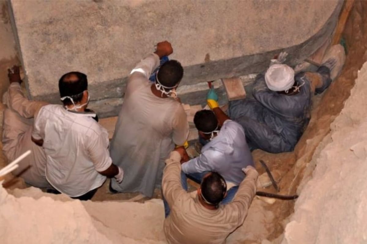 Con casi dos metros de altura y tres metros de longitud, es el más grande de su tipo y se descubrió intacto