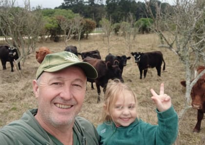 Con Catalina, la menor de sus hijos, recorriendo un lote de vacas
