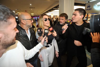 Con cautela, respondió las respuestas de los periodistas que esperaban su llegada