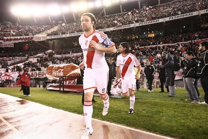 Con Cavenaghi y el "Chori" Domínguez como referentes, River dio el primer paso en la divisional