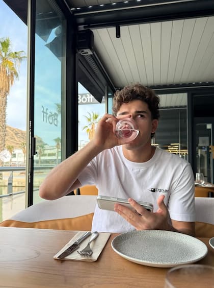 Con celular en mano, Julián disfruto de una comida en un exclusivo restaurante (Foto: @juliaanalvarez)