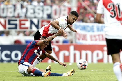 Con Centurión en el piso, Paulo Díaz va por la pelota