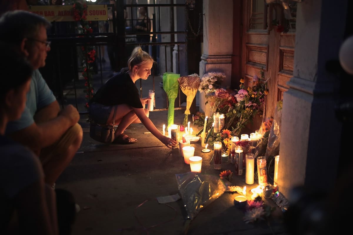 Con chaleco antibala y gran cantidad de municiones, abrió fuego contra un popular centro de vida nocturna