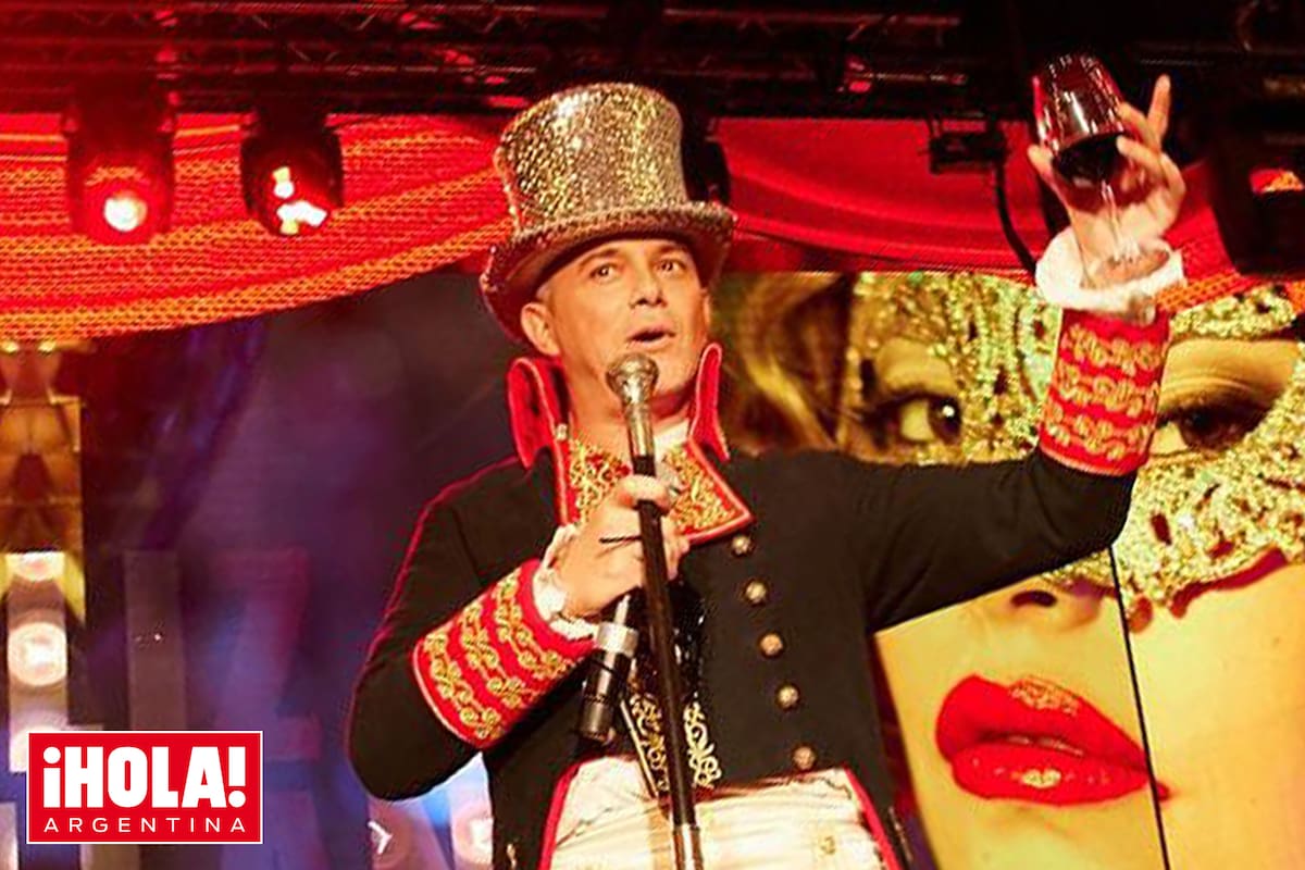 Con chaqueta victoriana bordada, el artista subió al escenario para brindar.