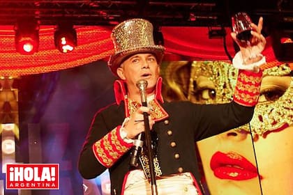 Con chaqueta victoriana bordada, el artista subió al escenario para brindar.