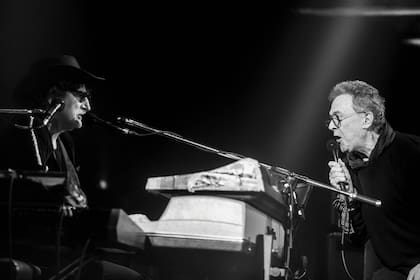 Con Charly en el Gran Rex, 2019, para cantar “¿Loco, no te sobra una moneda?”, tema de García que grabó 40 años antes.