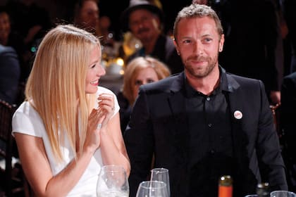 Con Chris Martin, el vocalista de Coldplay, se casó en 2003 y se separó once años más tarde, pero mantienen tan buena relación que cada uno tiene a disposición un cuarto en la casa del otro en caso de necesitarlo.
