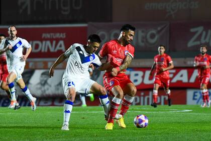 Con cierta dificultad, intenta dominar la pelota Gabriel Ábalos, delante de Tomás Guidara.