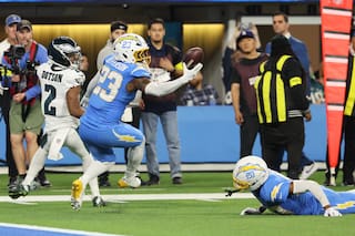 Con cinco goles de campo de Dicker y cuatro intercepciones a Hurts, Chargers ganan US$22-19 a Eagles