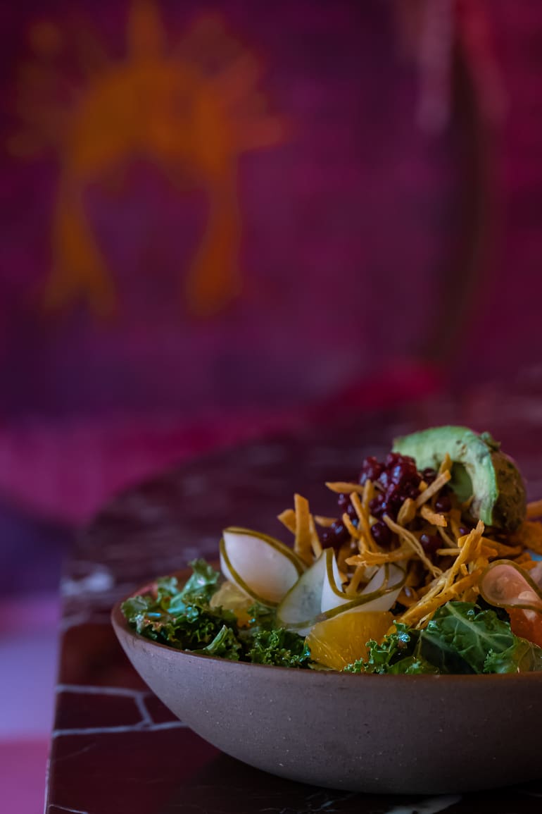 Con cítricos y granada, pepino encurtido, palta tatemada y tortillas de maíz para un toque crocante, la versión mexicana de Virgen.
