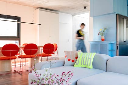 Con colores bien definidos pero complementarios, el living, comedor y cocina logran una convivencia armoniosa.