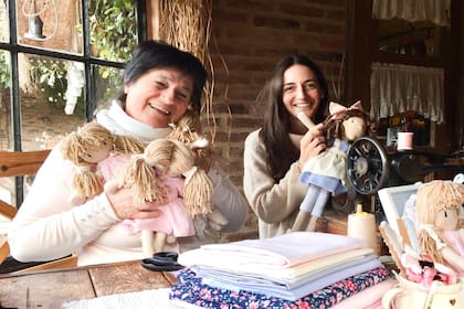 Con complicidad,madre e hija trabajan en sus muñecas