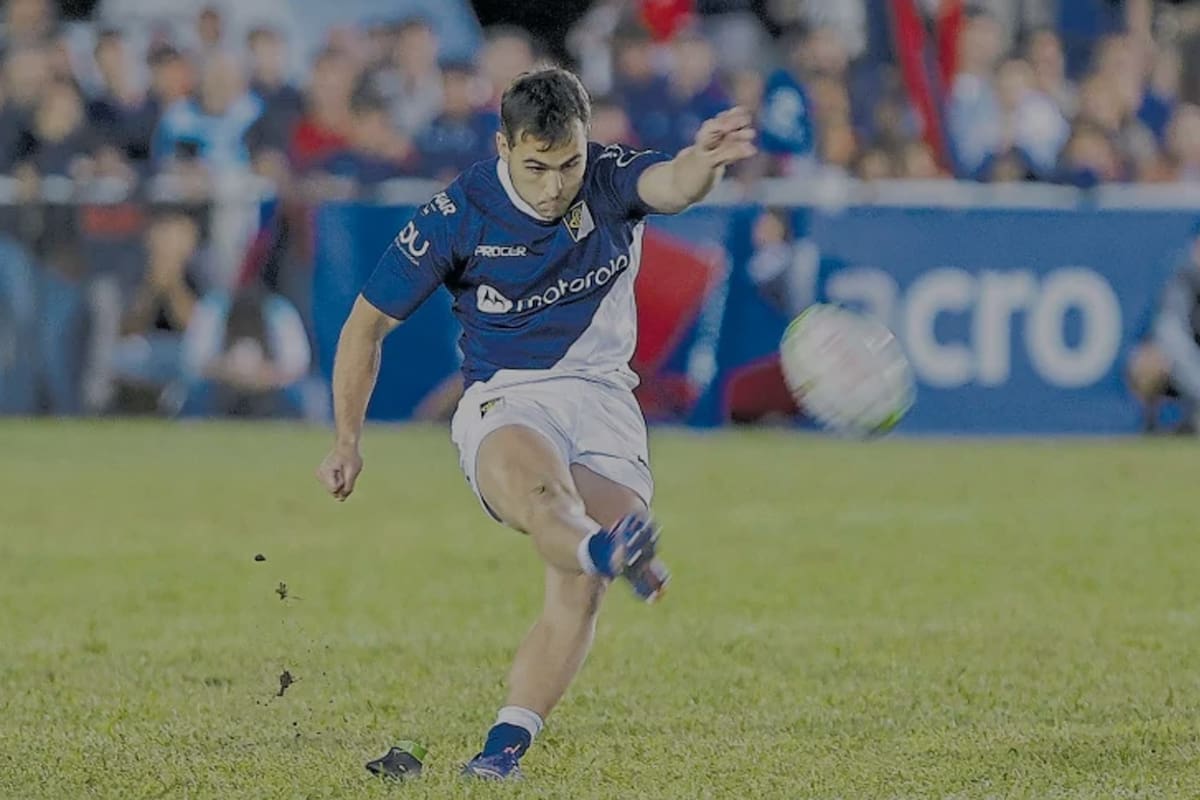 Con convicción, el suplente Pedro Del Piano ejecuta el penal largo con el que Champagnat logra el ascenso en la última jugada del repechaje contra San Luis.