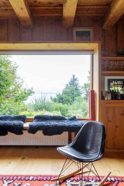 Con corderitos, el generoso antepecho de la ventana es asiento en las reuniones grandes o en los momentos de contemplación.