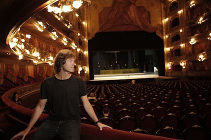 Con cuatro funciones agotadas en el teatro y un quinto show al aire libre, el DJ llevará un espectáculo de música electrónica, en versión sinfónica, a la sala mayor de la argentina