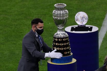 Con cuidado, que la Argentina no le alza desde hace 28 años; ahora sí: la copa se mira y se toca.