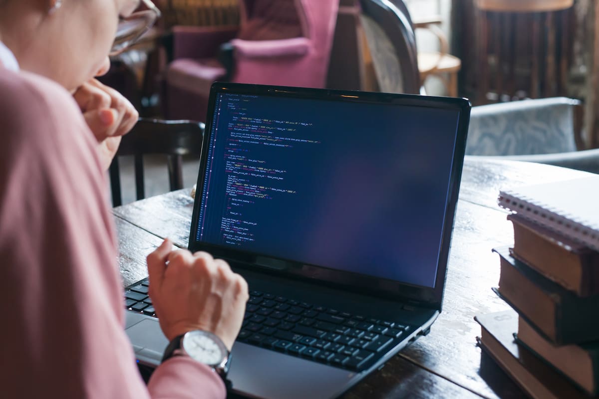 Con cursos online y programas especiales, las compañías buscan responder a la creciente demanda del sector tecnológico