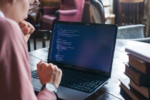 Con cursos online y programas especiales, las compañías buscan responder a la creciente demanda del sector tecnológico