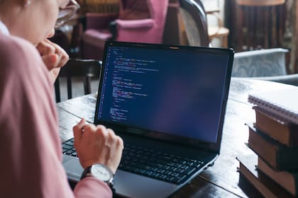 Con cursos online y programas especiales, las compañías buscan responder a la creciente demanda del sector tecnológico