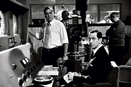 Clooney con David Strathairn, protagonista de la película Buenas noches y buena suerte, que ahora llegará a Broadway
