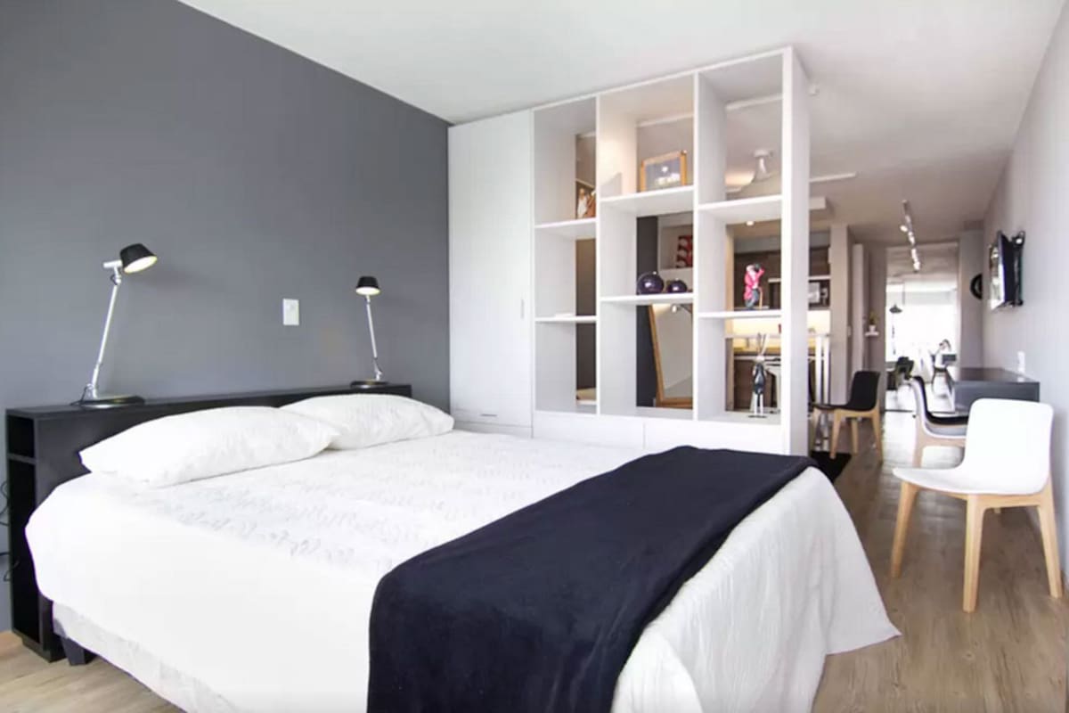 Con detalles que marcan la diferencia y una distribución inteligente, este monoambiente resulta funcional y muy cómodo