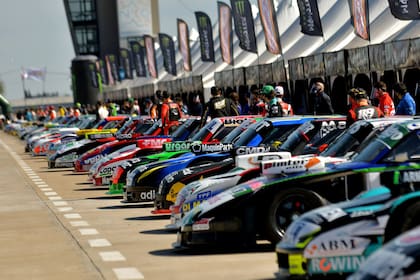El Turismo Carretera, la categoría más antigua del mundo, comenzará tu 80ª temporada en el autódromo Roberto Mouras, de La Plata; 17 de los 47 pilotos que se inscribieron para el estreno cambiaron de equipo para 2021.
