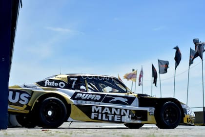 Gastón Mazzacane es un incondicional del Dole Racing, equipo con el que desandará su sexta temporada de TC; el color dorado del Chevrolet Nº 7 es el recuerdo del Siete de Oro que manejó Roberto Mouras.