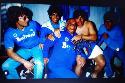 Con Diego y sus hermanos Hugo y Lalo, en un vestuario de Napoli ganador.