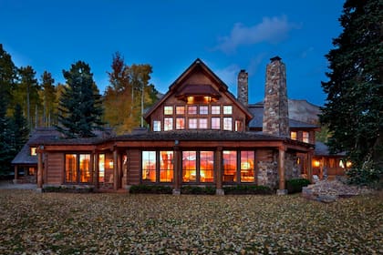 Con dieseño propio del actor, la propiedad combina piedra y madera a la perfección. Está ubicada en Colorado y cuenta con terreno de 320 hectáreas