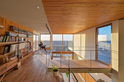 Con doble altura, el piso-techo sectorizado y barandas mínimas, la planta más alta de la casa está bien conectada con el living-comedor de abajo. Para el piso, reutilizó perfiles doble T maquinados y convertidos en placas de 2 pulgadas.