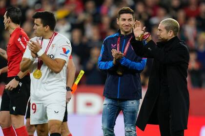 Con dos campeones del mundo, en Sevilla, de civil, en una celebración