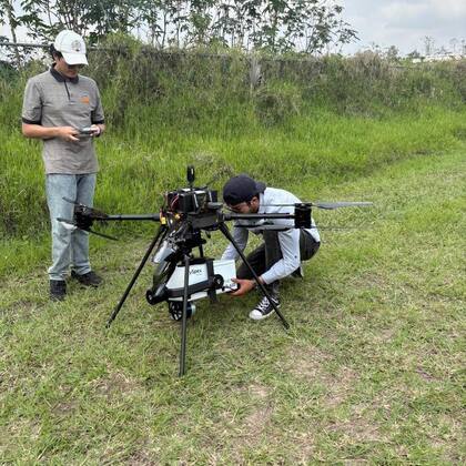 Con drones y distintas herramientas que miden las luz se realiza el análisis aéreo que permite la identificación de las fosas.