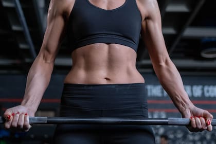 "Con ejercicio sólo estaría estimulando el músculo… pero si no se adecúa la nutrición, ese músculo no va a crecer", afirma la entrenadora Laura Michi