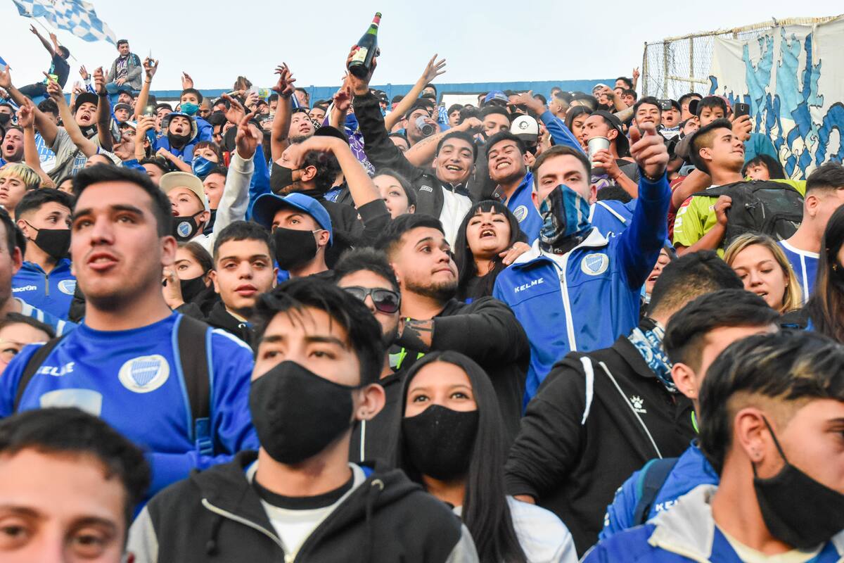 Con el 90% de las camas de terapia intensiva ocupadas en Mendoza, los hinchas de Godoy Cruz armaron una multitudinaria fiesta por el centenario del club